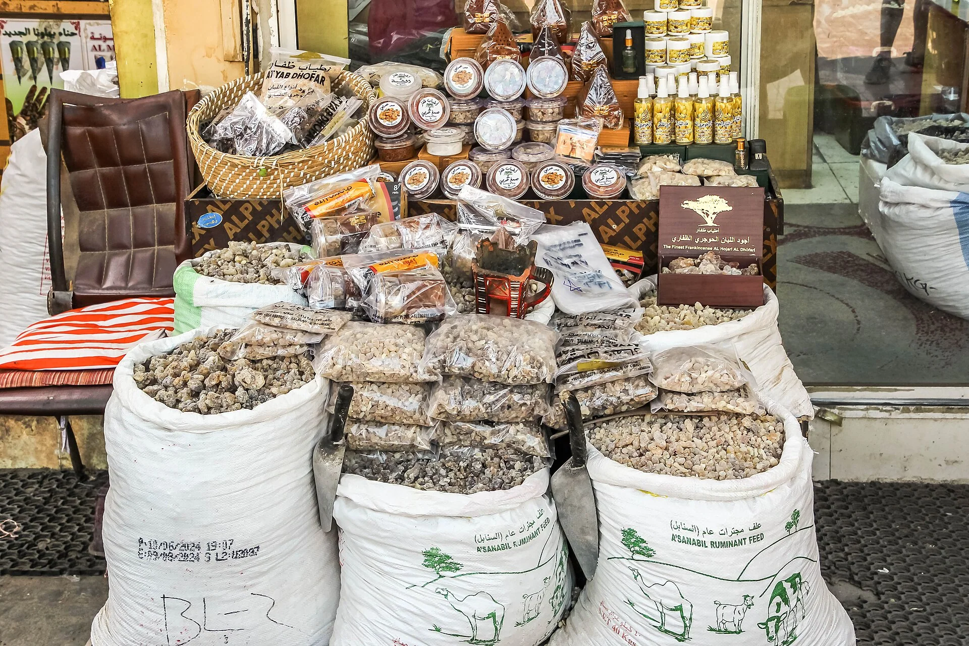 萨拉拉 Haffa Souq 中分装出售的乳香树脂