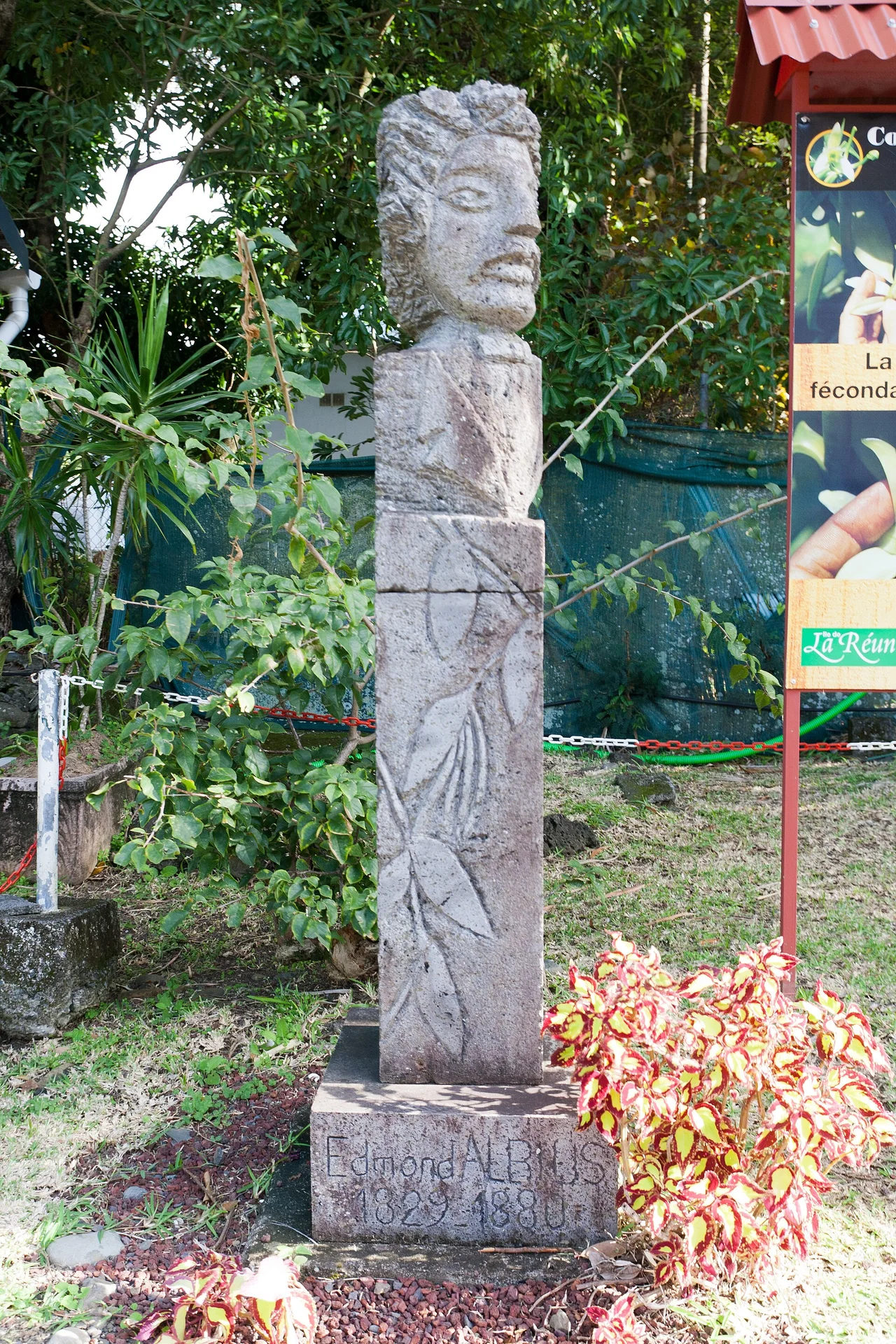 留尼汪岛 Edmond Albius 纪念雕像全景