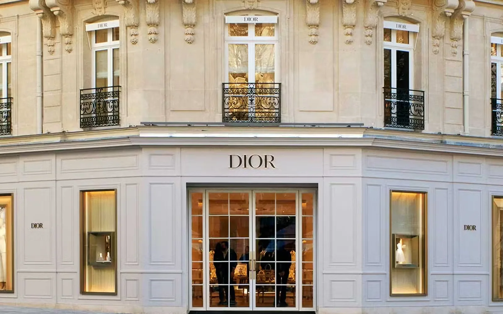 巴黎蒙田大道 30 号 Dior 总店的品牌空间